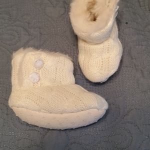 Ivory knit fur lined bootie size 5-6 infant